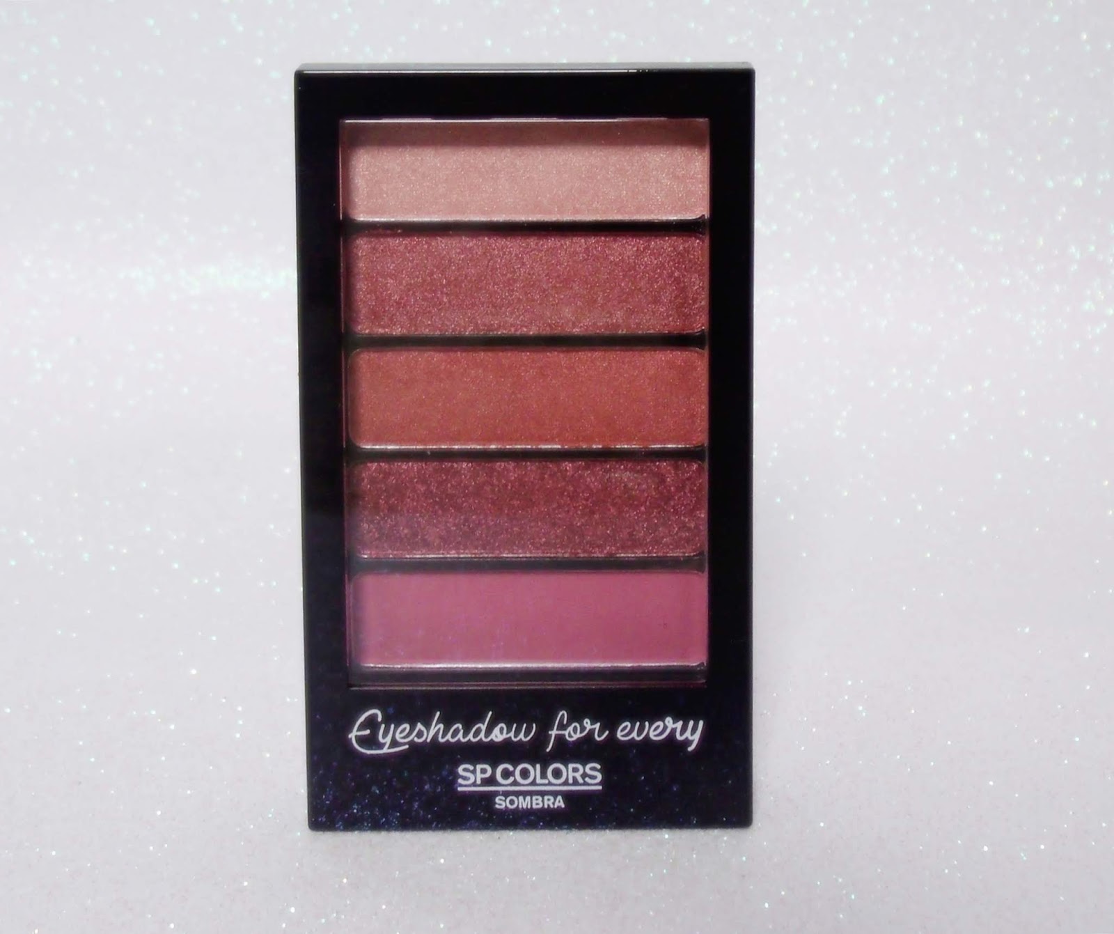 fotorial usando a paleta eyeshadow for every da sp colors no modelo