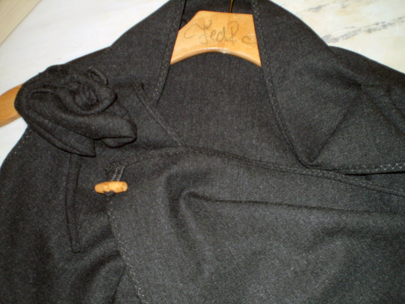 blog DD: sleeveless jacket, gray wool elastane, high collar, overlap