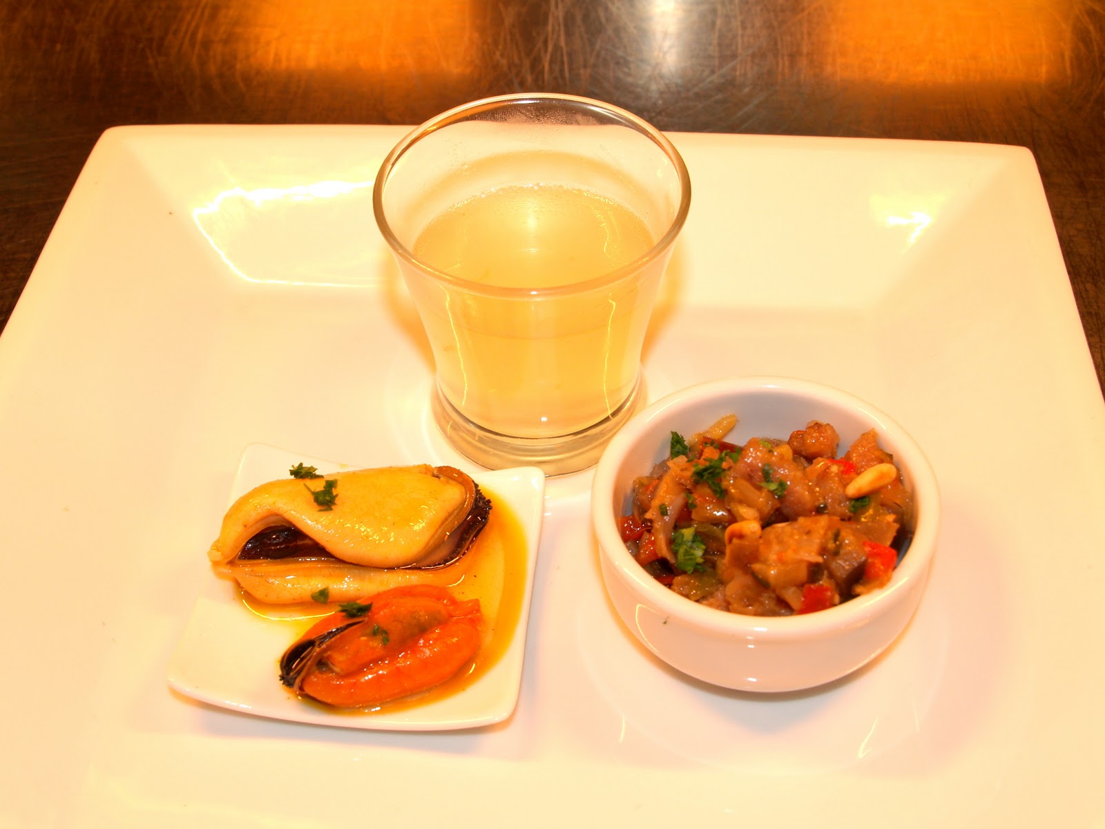 Mejillones en escabeche, cap i pota y caldo de vigilia.