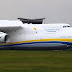 Видовищна посадка Ан-225 "Мрія" крізь хмари і густий туман