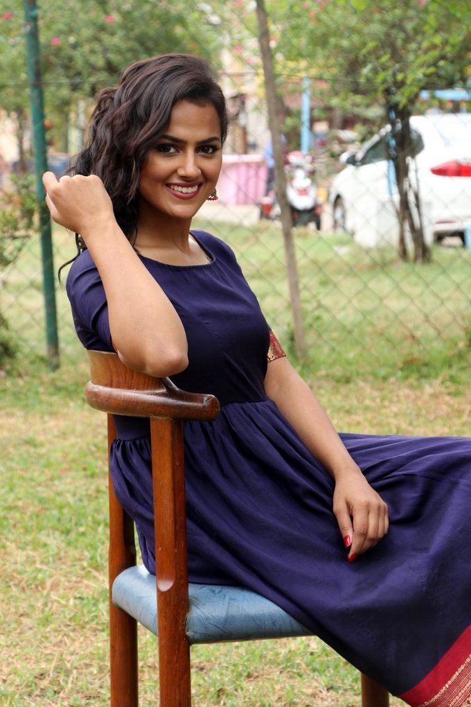Telugu Girl Shraddha Srinath Cross Legs Photos In Blue Dress - South