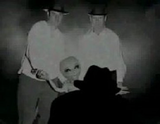 extraterrestre capturado agarrado por los brazos por dos hombres