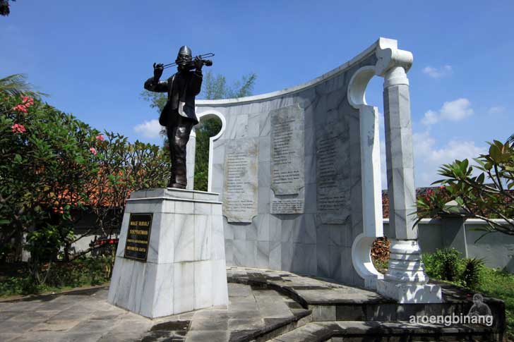 makam wr supratman surabaya