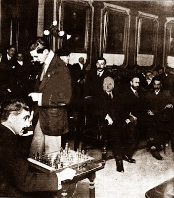 Max Adolf Albin, simultáneas en el Centro del Ejército y de la Armada, Madrid, 10 de noviembre de 1910 Max Adolf Albin dando unas simultáneas de ajedrez en 1910