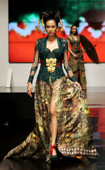 Aglaia Secrets: UPDATED: Anne Avantie's in Indonesia Fashion Week 2012