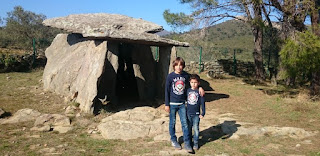 Roses, dolmen de la Creu d'en Cobertella. Roses, dolmen de la Creu d'en Cobertella.