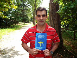 Daniel Solares Acebal, historiador e investigador, acaba de publicar el libro Los judíos de Oviedo en la Edad Media, que amplía su colección sobre las minorías religiosas de la Península ibérica. En este libro, Solares intenta reconstruir el escenario local ovetense y el lugar que ocuparon los hebreos en él; desde los artesanos y mercaderes que se instalaron en la ciudad al amparo de la afluencia de peregrinos a venerar las reliquias de la cámara santa, hasta judíos destacables que ocuparon puestos en la administración local, hacendística, médicos, testigos en cartas de pago, etc.