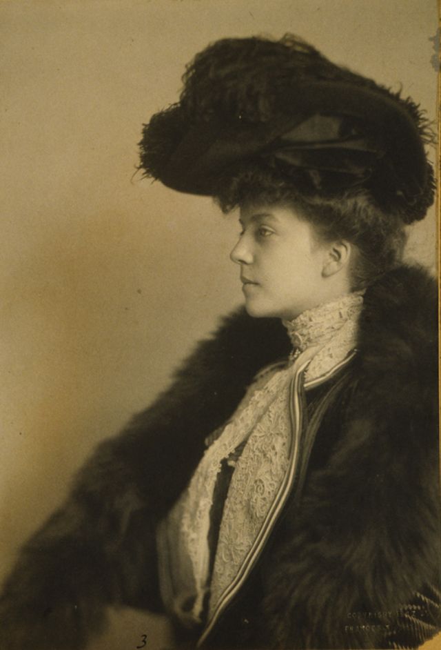Check Out What Alice Lee Roosevelt Longworth Looked Like  in 1910 