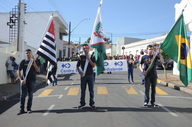 População pinhalense prestigia desfile de 7 de Setembro População pinhalense prestigia desfile de 7 de Setembro