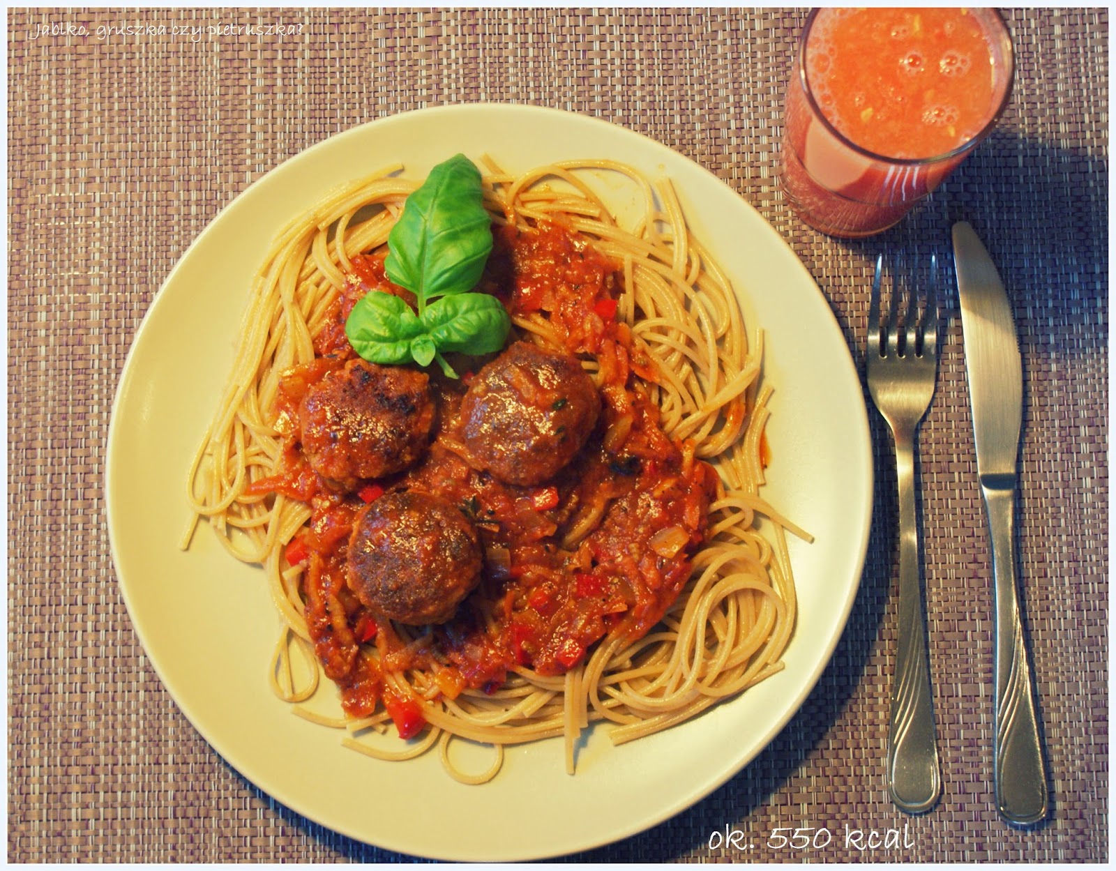 Spaghetti z warzywami i klopsikami