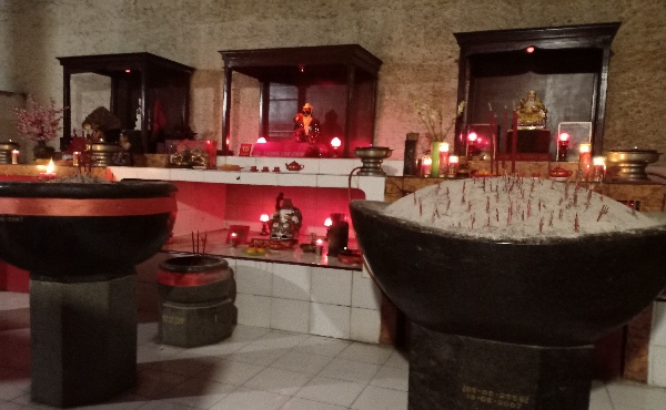 Suasana Malam Hari di Vihara Sian Jin Ku Poh Tonjong Suasana Malam Hari di Vihara Sian Jin Ku Poh Tonjong