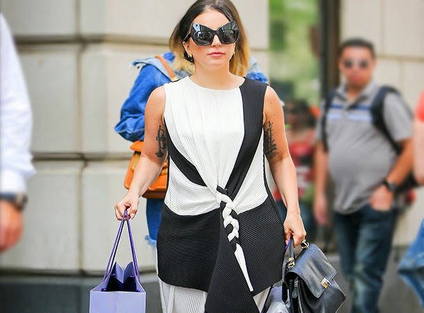 gaga-natali-shopping-nyc.jpg