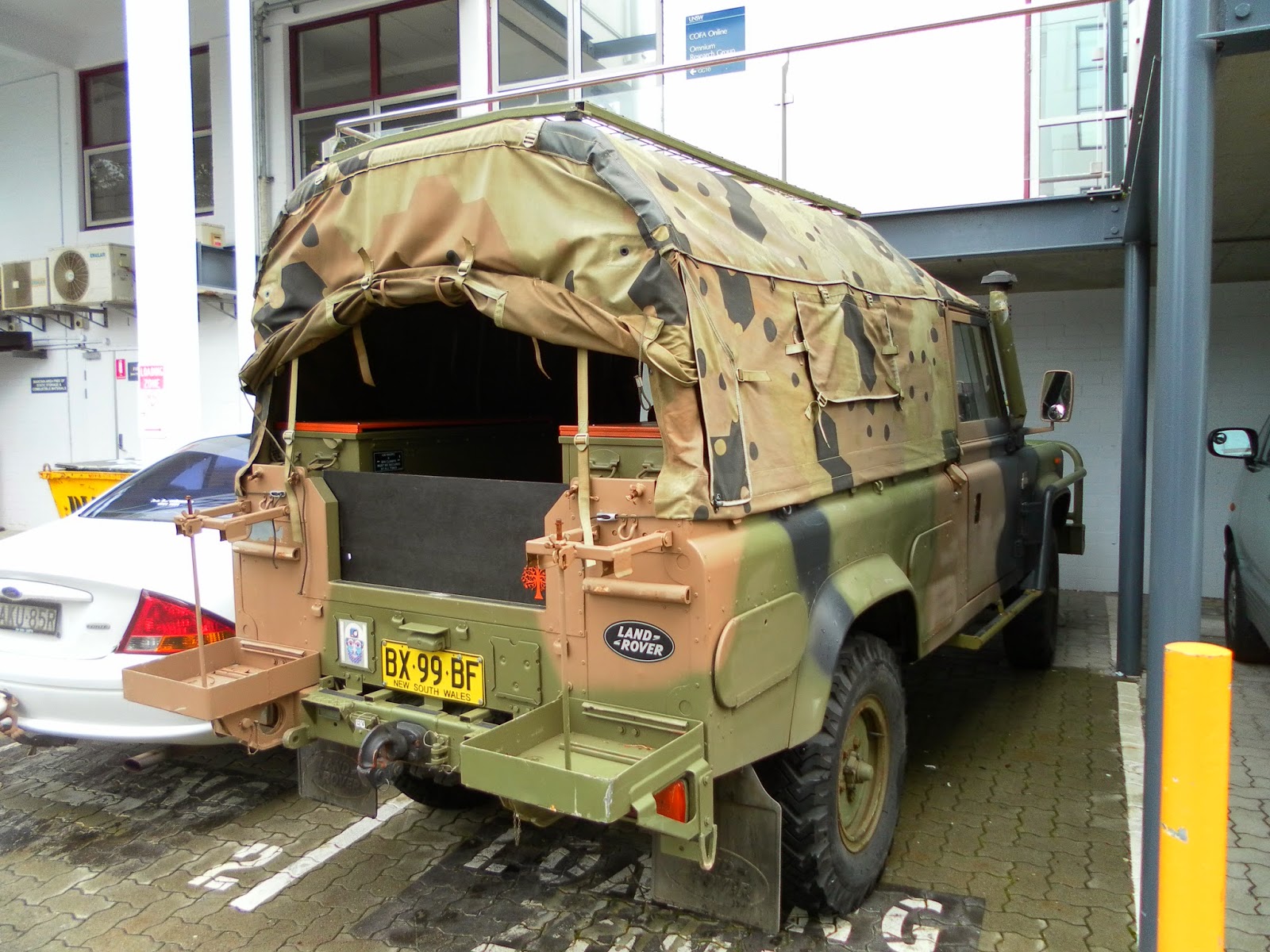 Aussie Old Parked Cars: 1991 Land Rover Perentie RFSV - War Is Over!