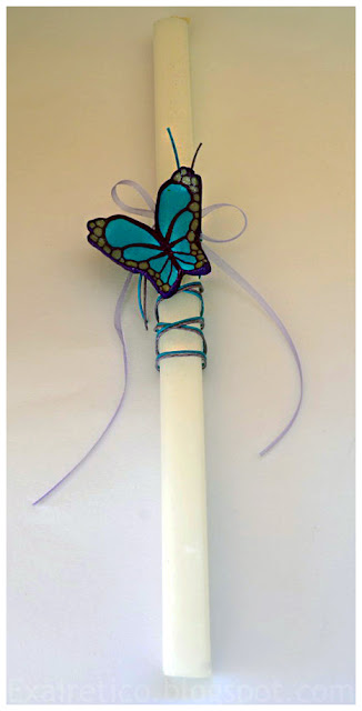 Χειροποίητη λευκή πασχαλινή λαμπάδα με χειροποίητη γαλάζια πεταλούδα από fimo, κηρόσπαγγο και σατέν κορδέλα