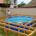Il n'a pas les moyens de se payer une piscine, ce qu'il construit dans sa cour est impressionnant!