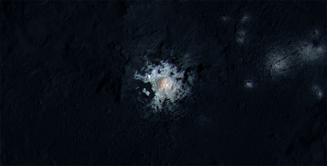 Pontos brilhantes em Ceres-  Cratera Occator - imagem aproximada e melhorada 