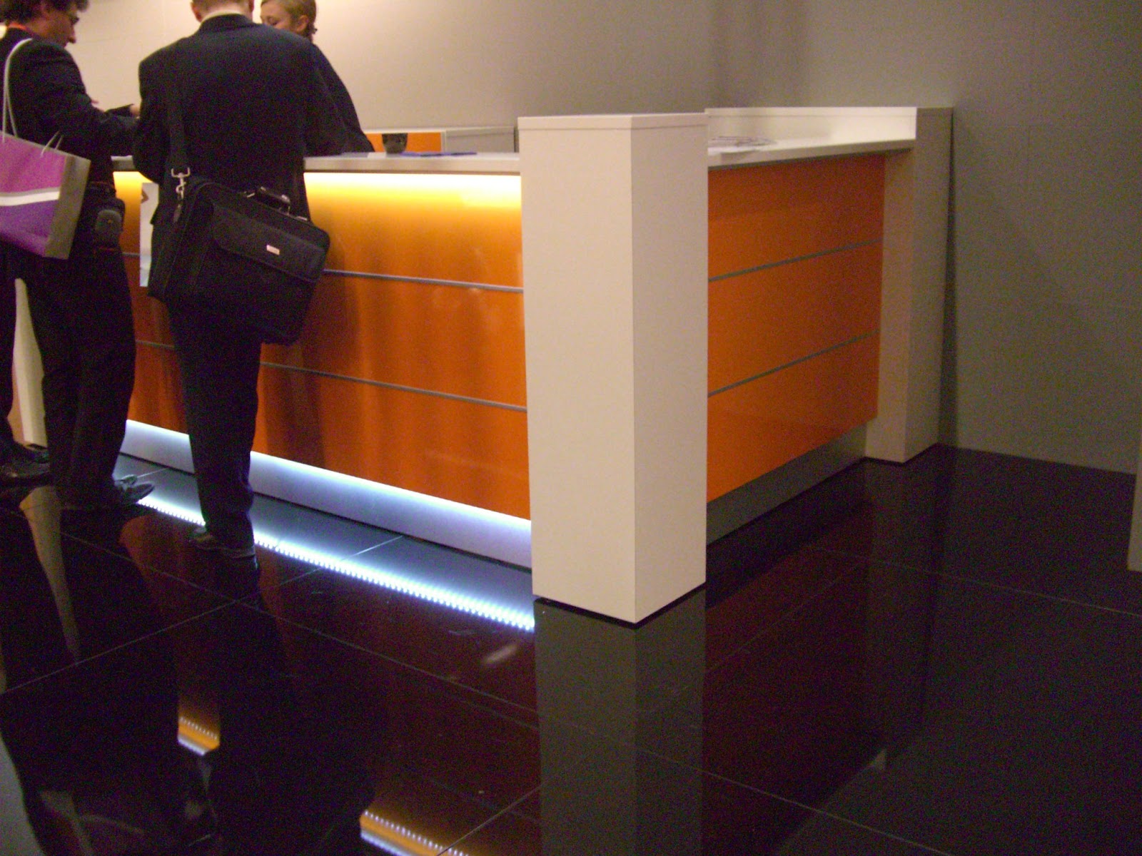 Colour up your office !: Neue Empfangsmöbel mit Hochglanzfront und