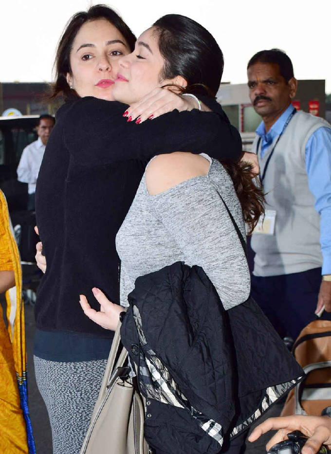 Sachin Tendulkar Daughter Sara Tendulkar Photos At Mumbai Airport South Indian Actress Photos And Videos Of Beautiful Actress