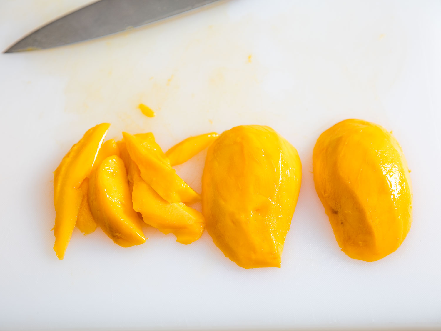 How to eat a mango without making a mess