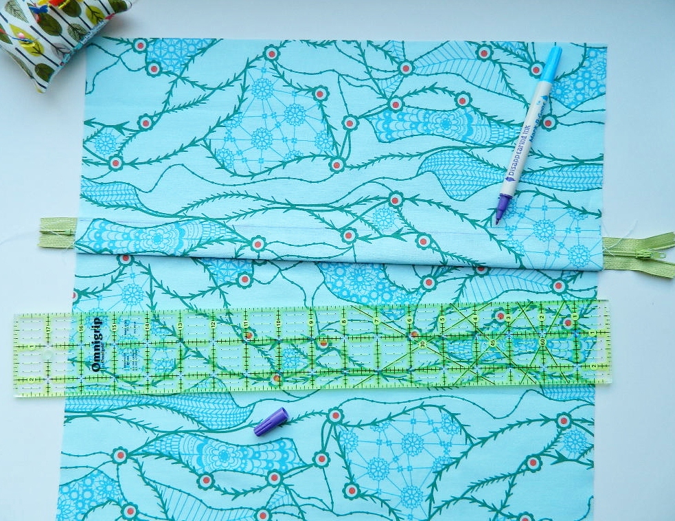 installing zipper closure in a pillow cover {tutorial}