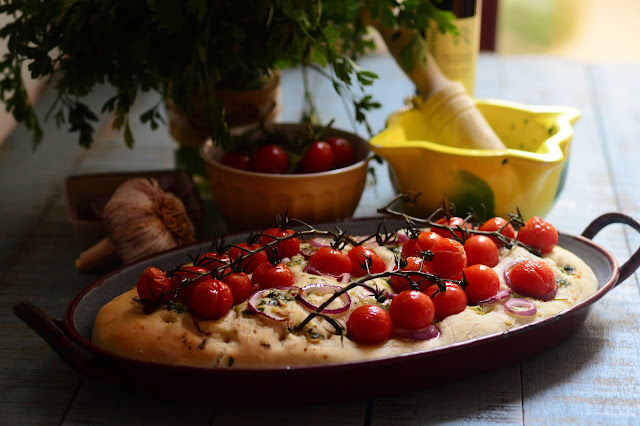 Focaccia de tomatitos asados con ajo y perejil. | Cuchillito y Tenedor