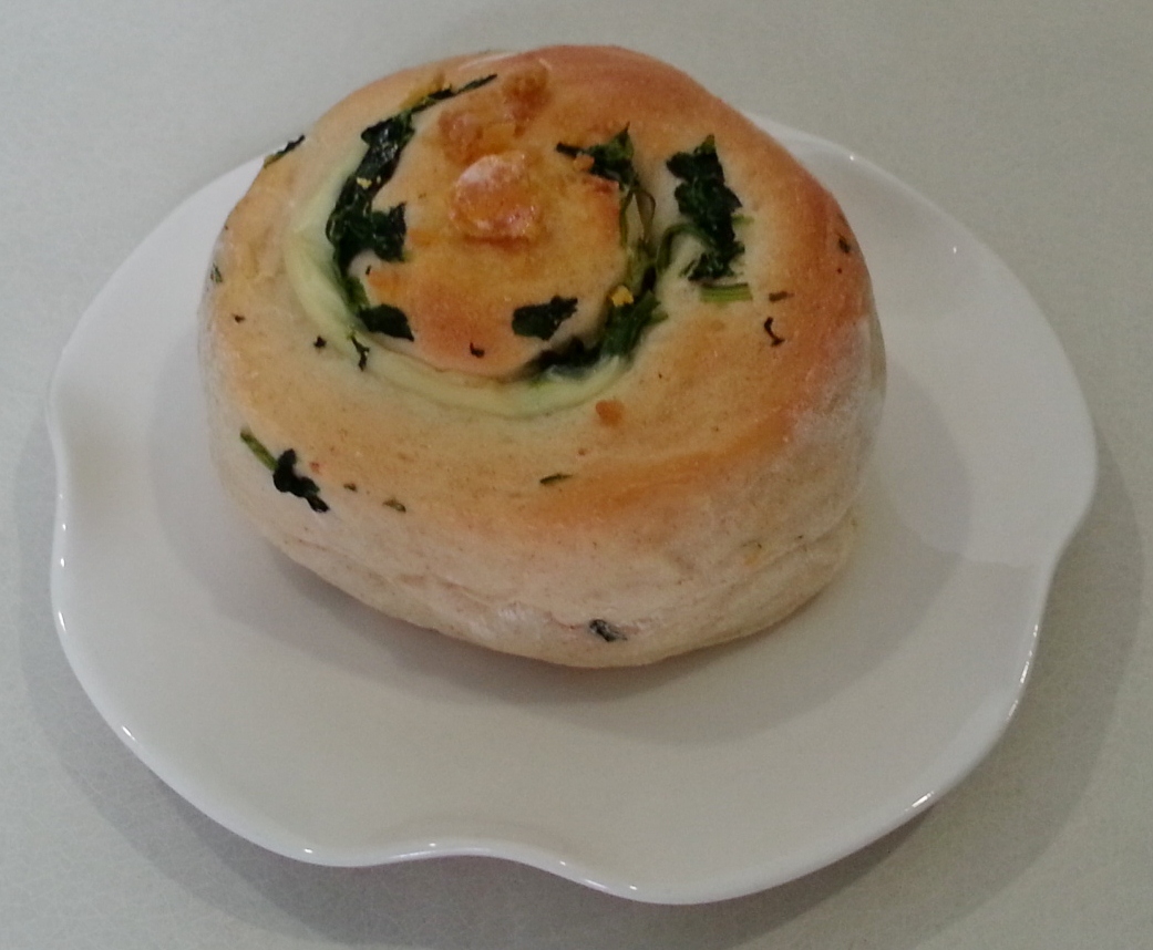 YogiLatte TZ w Whipping Cream Spinach & Cheese Roll