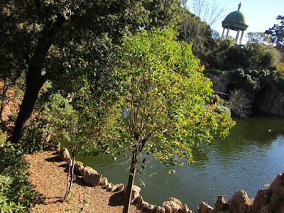 Templete sobre el lago en el Parque de Torreblanca