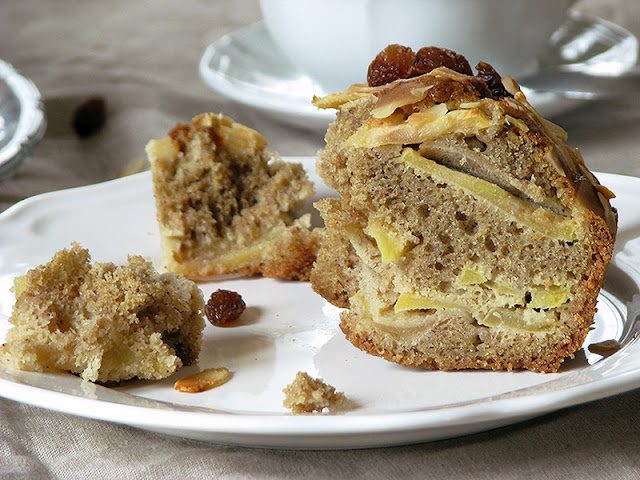 Couronne aux pommes, aux amandes et aux raisins. Couronne aux pommes, aux amandes et aux raisins.
