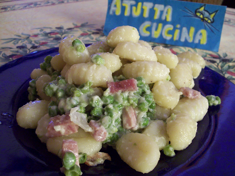 A TUTTA CUCINA GNOCCHI con PISELLI e PROSCIUTTO