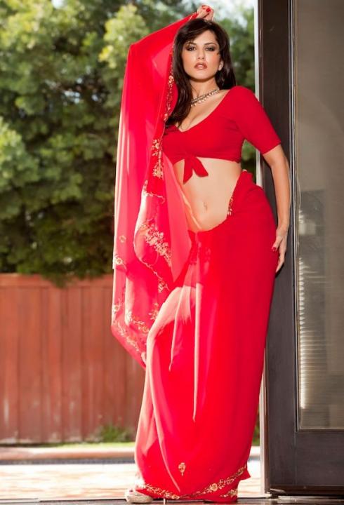 Divya Khosla Kumar Xxx Bp - Film Udyog Se: Saree Clad Sunny Leone Goes Topless