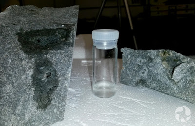 Air dalam batu fenolit peninggalan magma