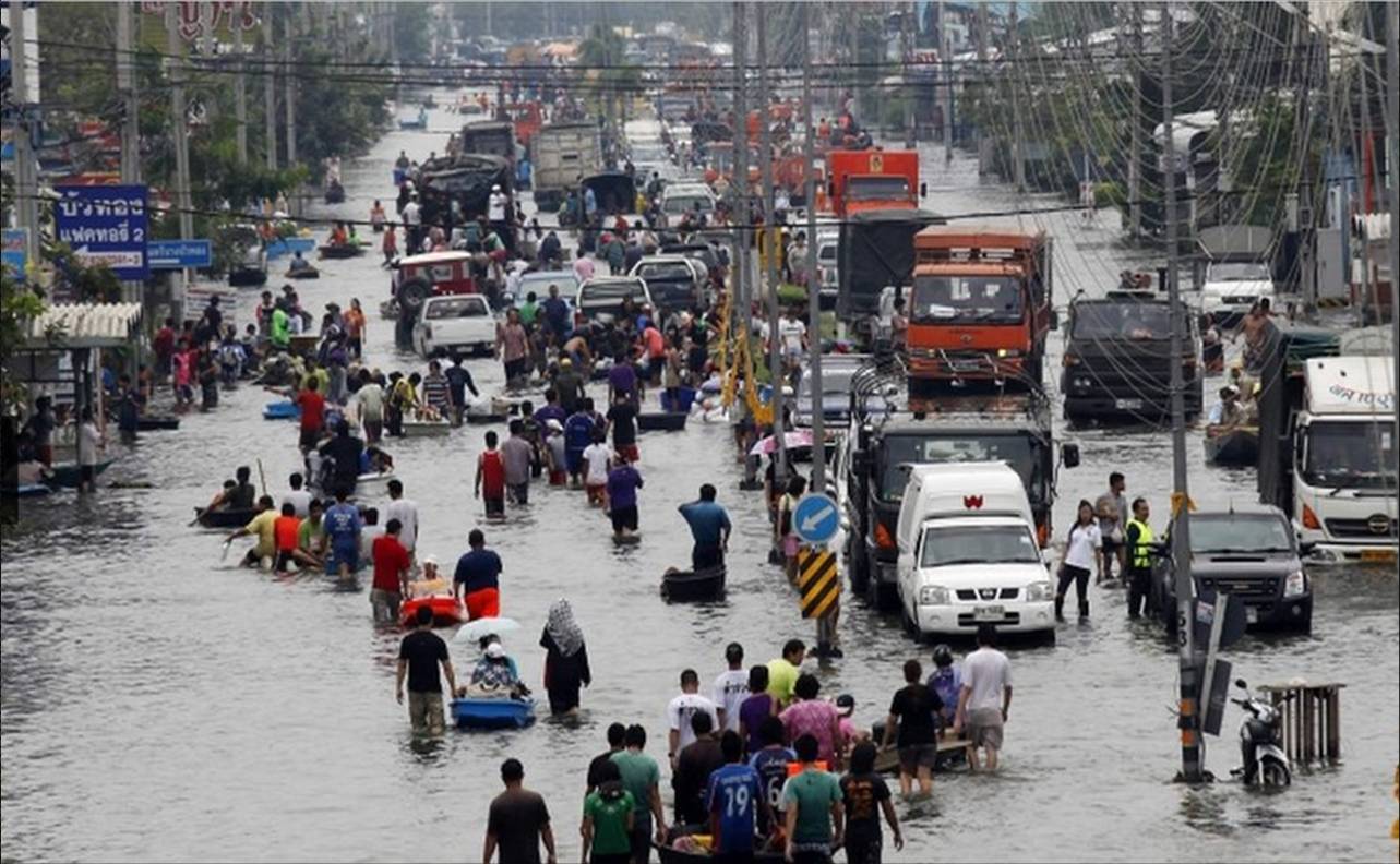 Бангкок осадки. Наводнение в Тайланде 2011. Наводнение в Таиланде в 2011 году. Наводнение в Бангкоке. Наводнение в Бангкоке в 2011 году.
