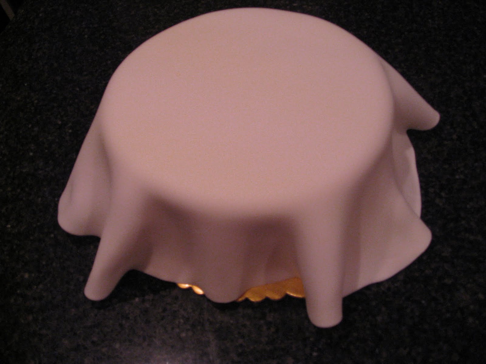 diary-of-a-cake-stylist-how-to-cover-a-cake-with-fondant