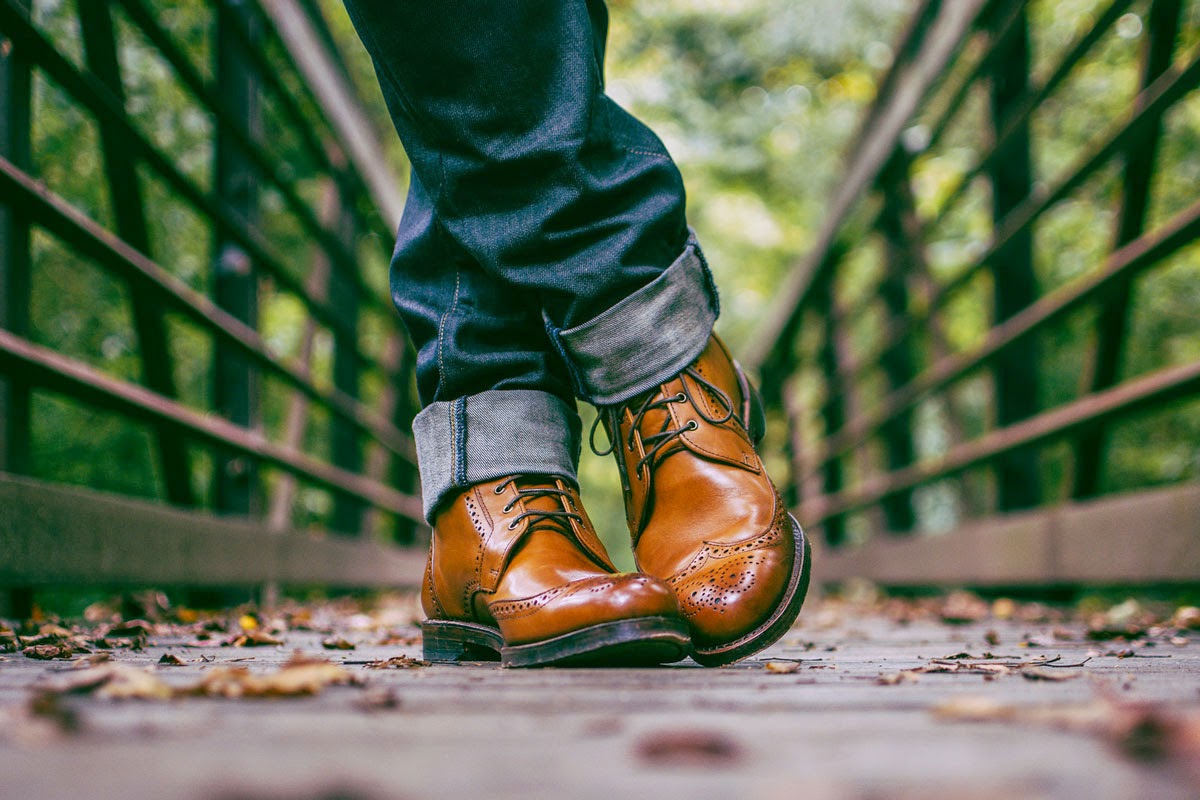 Sepatu-sepatu untuk Adam Sepatu-sepatu untuk Adam