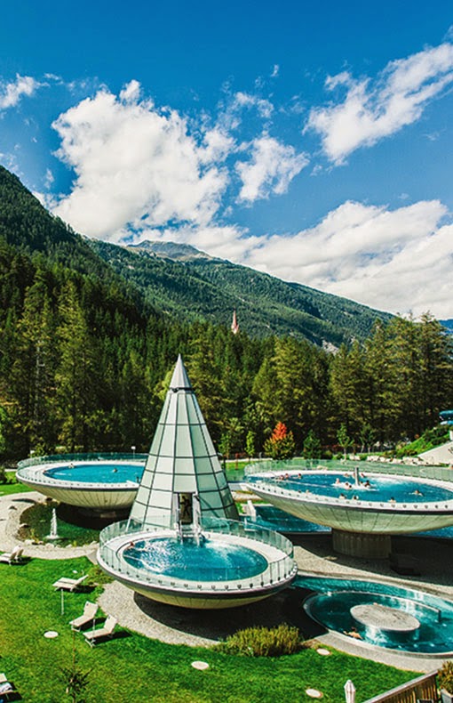  The Aqua Dome is a thermal bath in length field in the middle of the Ötztal , Tyrol , Austria . 350,000 visitors are counted annually.