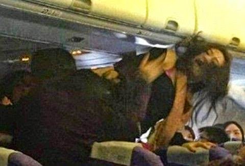 ΧΑΜΟΣ εν πτήσει: Γυναίκες πιάστηκαν μαλλί με μαλλί! [photos]