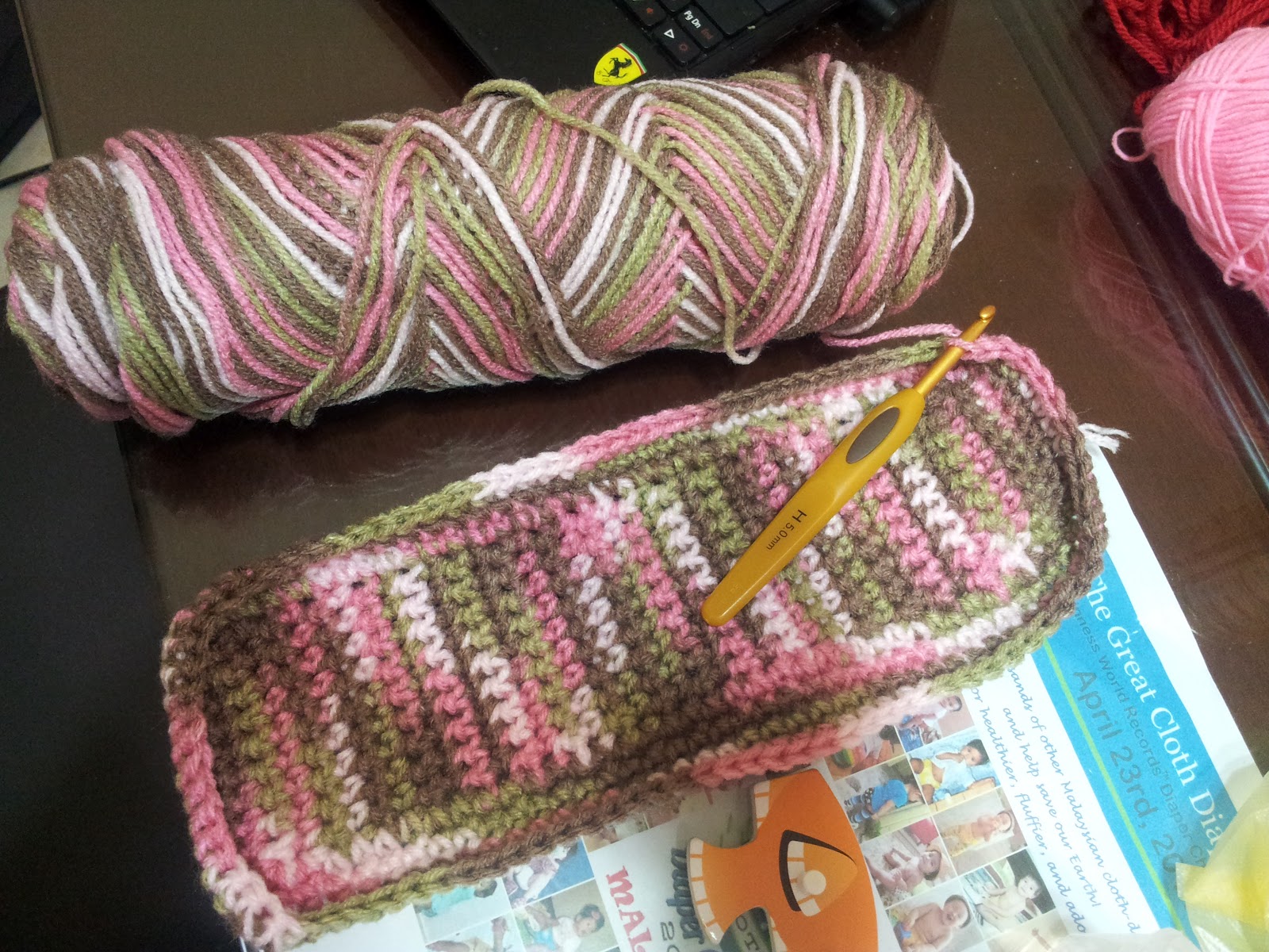 Sheena D. DIY Tote Bag Made from Yarns.