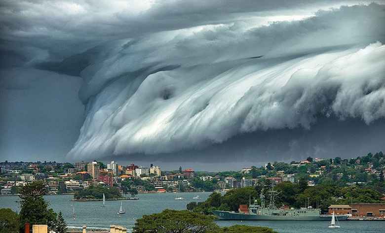 Awan Tsunami Muncul Dan Menghebohkan Warga Kota Sydney Awan Tsunami Muncul Dan Menghebohkan Warga Kota Sydney