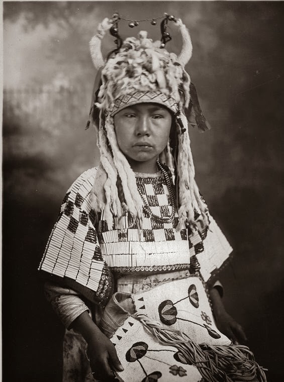 Индеец и индиец. Индейцы пикуни. Индеец Blackfoot. Племя пикуни. Индейцы старые фото.