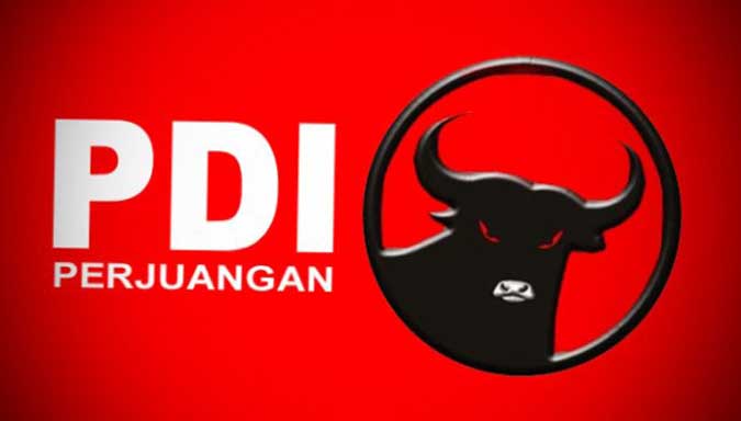 Ini Penyebab Sekretaris DPC PDI Perjuangan SBB Dipolisikan Ambon, Malukupost.com - Sekretaris DPC PDI Perjuangan Kabupaten Seram Bagian Barat (SBB), Andreas Colly dilaporkan oleh tim penasihat hukum balon Bupati SBB, Syane Puttileihalat ke Polda Maluku atas dugaan pemalsuan surat keterangan status hukum yang diterbitkan Kejaksaan Tinggi Maluku. "Kami telah melakukan audiens dengan Kapolda Maluku Brigjen Polisi Ilham Salahuddin dan melaporkan langsung tindakan yang bersangkutan untuk diproses hukum lebih lanjut," kata penasihat hukum Syane, Helmi Sulilatu di Ambon, Kamis (29/9). Kasus ini bermula dari adanya surat resmi DPC PDI Perjuangan Kabupaten SBB yang dilayangkan ke Kejaksaan Tinggi Maluku mempertanyakan status hukum tiga bakal calon kepala daerah yang saat itu sementara berjuang mendapatkan dukungan politik atau rekomendasi partai berlambang banteng kekar moncong putih tersebut dalam pilkada serentak SBB 2017. Tiga balon kepala daerah itu diantaranya Syane Puttileihalat, Remond Puttileihalat, dan Levinus Kariuw, sehingga DPC PDI Perjuangan Kabupaten SBB melayangkan surat resmi ke Kejati Maluku guna mempertanyakan status mereka. Sebelum ada jawaban resmi dan tertulis dari kejaksaan, pihak DPC mengutus seorang aktivis LSM yang juga mengaku sebagai tokoh pemuda SBB, Christian Sea untuk melakukan pengecekan ke Kejati Maluku. Menurut Helmi, surat keterangan status hukum para balon kepala daerah itu akhirnya diterbitkan jaksa dan diantarkan Andreas Colly ke Jakarta untuk diberikan kepada Ketua DPP PDI Perjuangan bidang kehormatan partai, Komaruddin Watubun. "Sebenarnya surat keterangan dari kejaksaan itu hanya menjelaskan status Syane sebagai pihak yang diperiksa selaku saksi dalam kasus dugaan korupsi dana sosialisasi kurikulum 2013 (K13), tetapi ada dugaan oknum tertentu yang menambah bunyi redaksi surat tersebut dengan menyatakan ada kerugian negara dan menunggu penetapan status Syane sebagai tersangka," kata Helmi. Dugaan penambahan keterangan dalam surat kejaksaan ini diketahui setelah pihak DPP menghubungi Syane dan menanyakan persoalan tersebut, kemudian surat tersebut difoto dengan kamera telepon genggam dan dikirimkan kepada Syane melalui WA sehingga dijadikan barang bukti. Pemalsuan surat kejaksaan ini diduga bertujuan untuk mencegah Syane atau dua bakal calon kepala daerah lainnya mendapatkan surat rekomendasi PDI Perjuangan. "Kami tidak tahu apakah ada aktor intelektual yang sengaja merekayasa surat tersebut atau tidak, namun yang jelas Sekretaris DPC PDI Perjuangan Kabuoaten SBB telah dipolisikan dan diharapkan dalam pengembangan serta penyelidikan aparat penegak hukum bisa terungkap secara terang benderang," ujar Helmi. Untuk diketahui, DPP PDI Perjuangan akhirnya memberikan rekomendasi kepada Samson Atapary yang saat ini menjadi anggota DPRD Provinsi Maluku untuk maju sebagai balon bupati SBB dan berpasangan dengan M. Suhfi Madjid dari PKS. Padahal yang sejak awal berkeinginan maju sebagai balon bupati SBB adalah Ever Kermite, mantan anggota DPRD Maluku selama tiga periode, namun mundur di tengah jalan dan akan berpeluang besar menggantikan posisi Samson Atapary sebagai anggota DPRD antarwaktu untuk tiga tahun ke depan. (MP-4)
