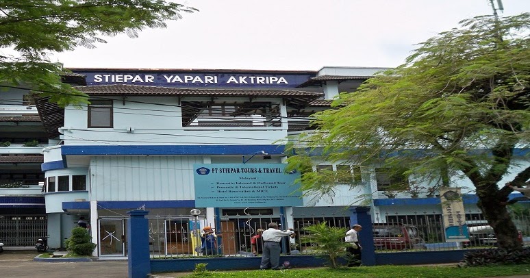 Gedung STIE Yapari Akrtipa.