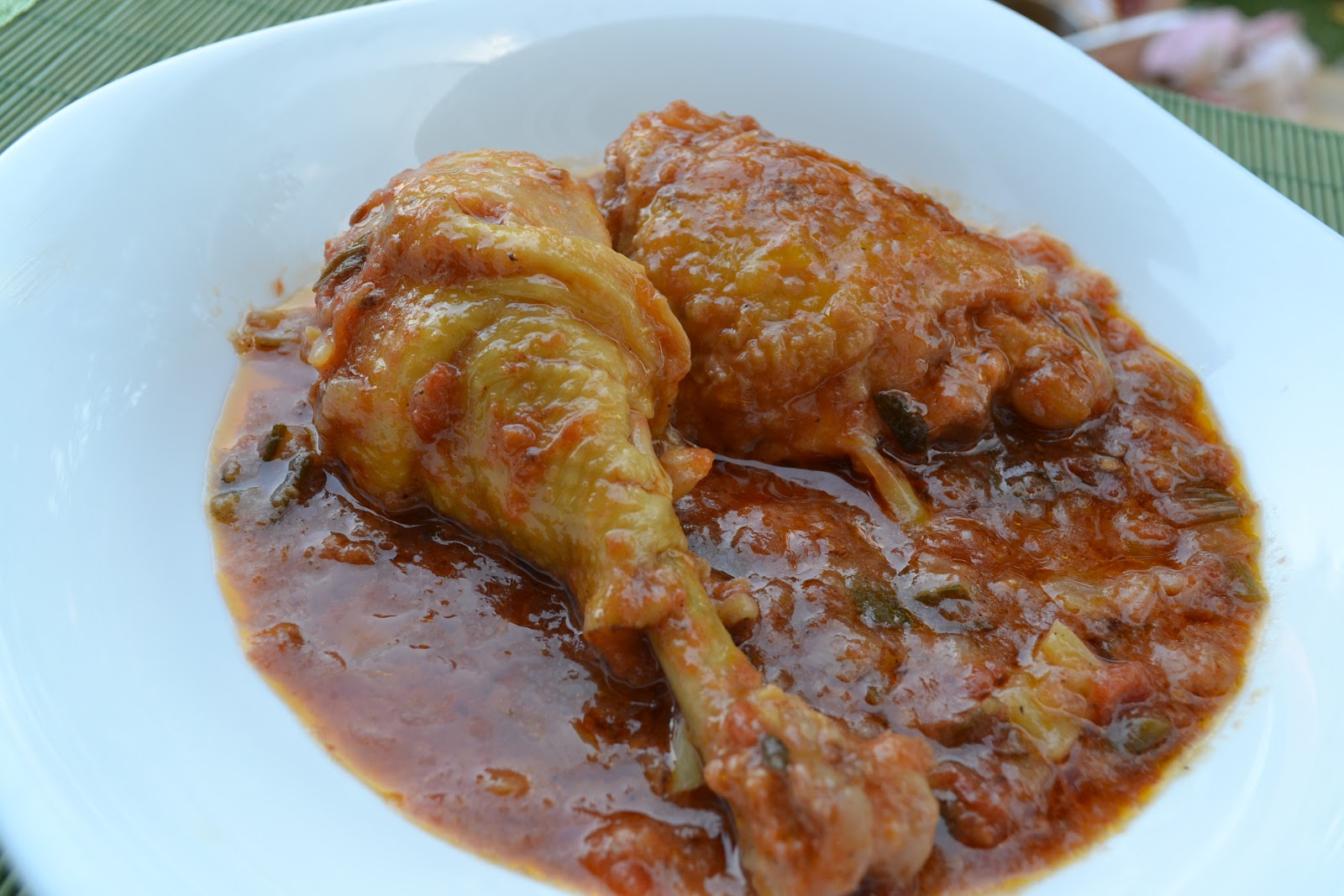 Myra's kitchen Pui taranesc cu sos de rosii