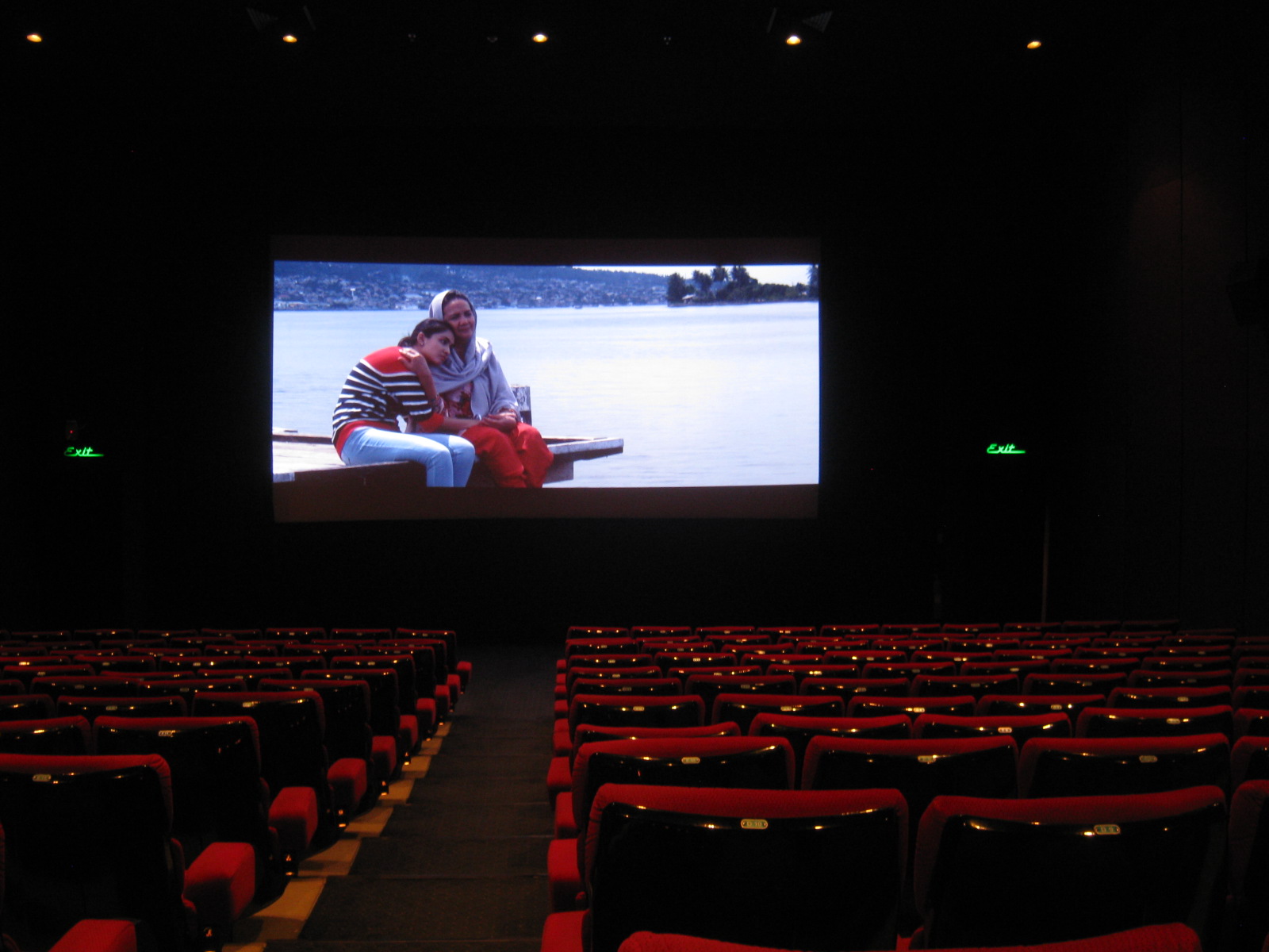 Nonton bioskop. Nonton bioskop