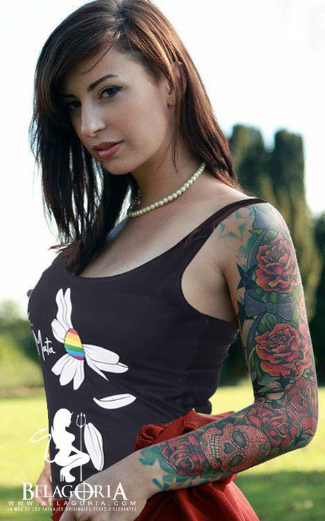 Vemos foto de una linda mujer en el campo lleva tatuajes de rosas en el brazo