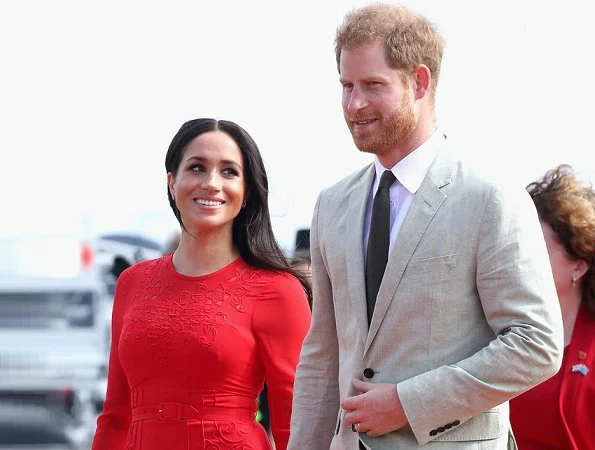 Meghan Markle wore Self-Portrait Pleated Floral Dress, Monolo Blahnik pumps and carried Dior satin clutch. Princess Angelika Latufuipeka