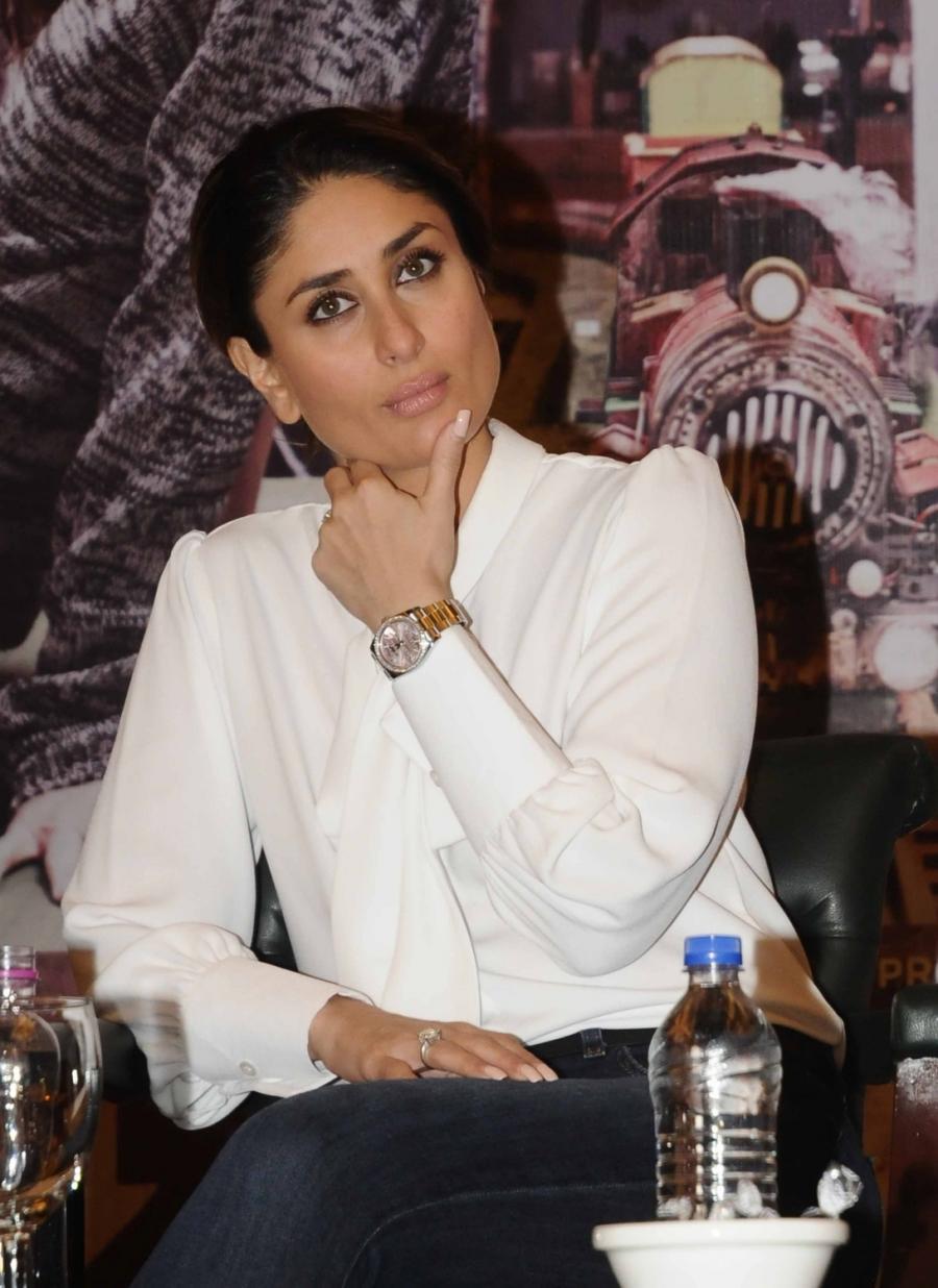 Kareena Kapoor Photos In White Shirt Blue Jeans - Tollywood Boost