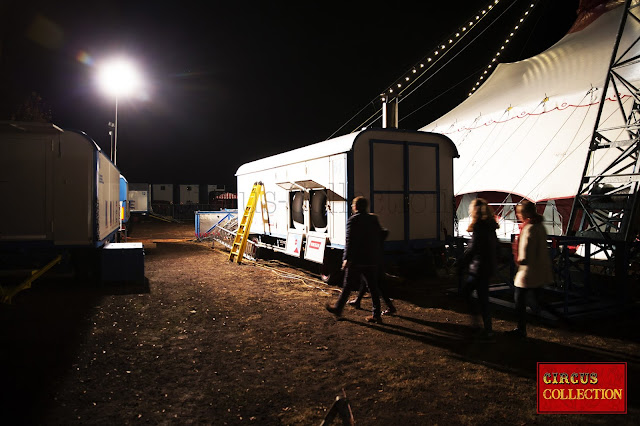 Pour accéder a certaine place les spectateur longent le chapiteau et passe a côté d'une roulotte chauffage du Cirque Knie