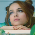 Bridgit Mendler tá te esperando chegar em casa no clipe de "Do You Miss Me At All"