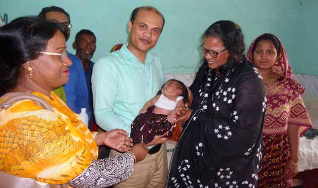 UNO Tajul Islam took over the princess in Bakshiganj বকশীগঞ্জে রাজকুমারীকে কোলে নিলেন ইউএনও তাজুল ইসলাম