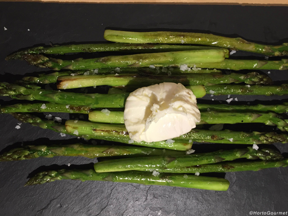 Espárragos trigueros y huevo poché HortoGourmet